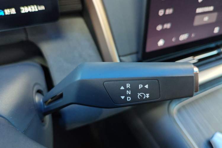 Used Dongfeng eπ eπ008 2025 210 Ultra Range-Extended Version 5 Seats Gear Lever