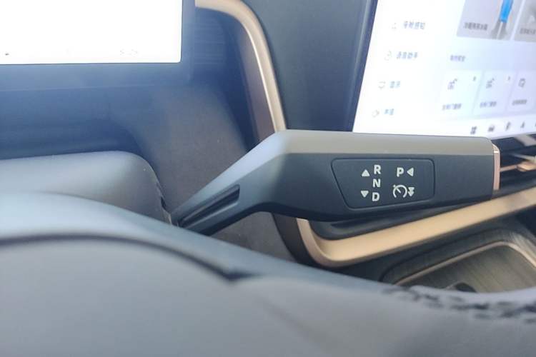Used Dongfeng eπ eπ008 2025 210Ultra LikeYi Edition 6-Seater Gear Lever