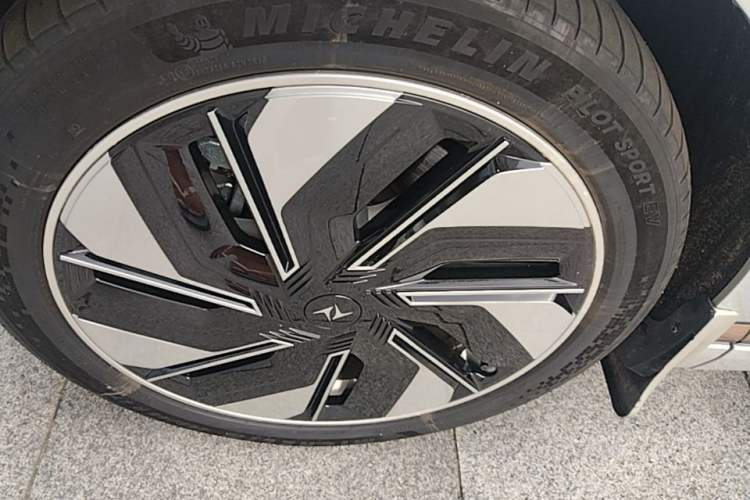 Used Dongfeng eπ eπ008 2025 210Max Range-Extended Version 5 Seats Left Front Wheel Hub
