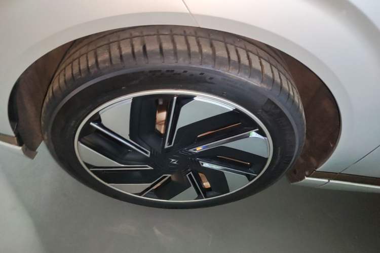 Used Dongfeng eπ eπ008 2025 636Ultra Smart Drive Version 5 Seats Left Front Wheel Hub