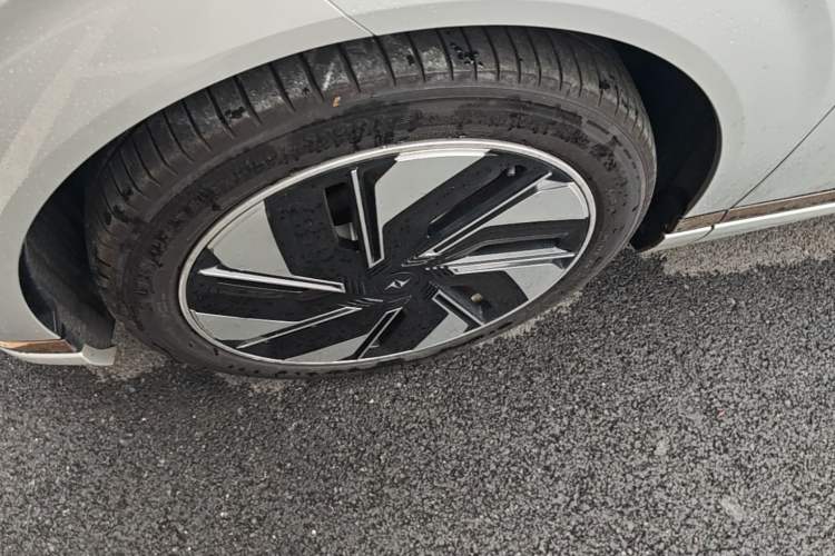 Used Dongfeng eπ eπ008 2025 210 Ultra Range-Extended Version 5 Seats Left Front Wheel Hub