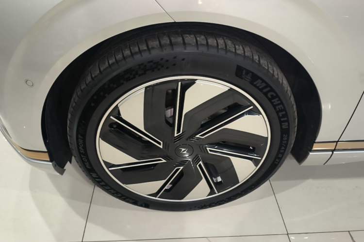 Used Dongfeng eπ eπ008 2025 210 Ultra Range-Extended Version 5 Seats Left Front Wheel Hub