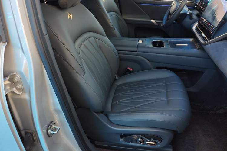 Used Dongfeng eπ eπ008 2025 210 Ultra Range-Extended Version 5 Seats Right Front Seat