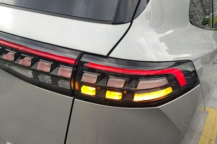 Used Dongfeng eπ eπ008 2025 210Max Range-Extended Version 5 Seats Right Rear Taillight