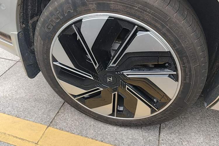 Used Dongfeng eπ eπ008 2025 210Max Range-Extended Version 5 Seats Right Rear Wheel Hub