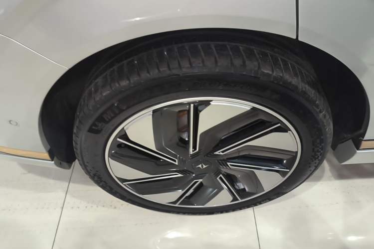 Used Dongfeng eπ eπ008 2025 210 Ultra Range-Extended Version 5 Seats Right Rear Wheel Hub