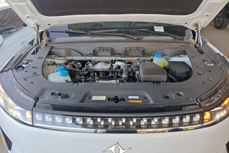 Used Dongfeng eπ eπ008 2025 210Max Range-Extended Version 5 Seats Engine Bay