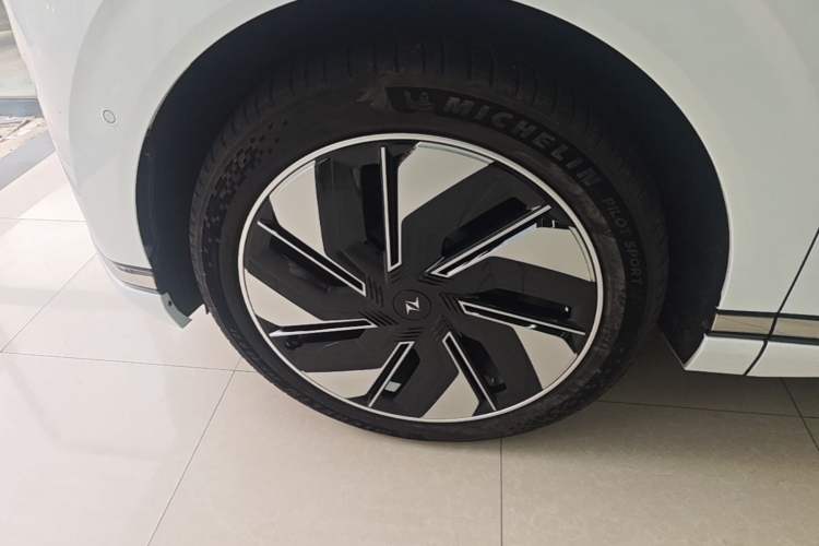 Used Dongfeng eπ eπ008 2025 210 Ultra Range-Extended Version 5 Seats Exterior 4