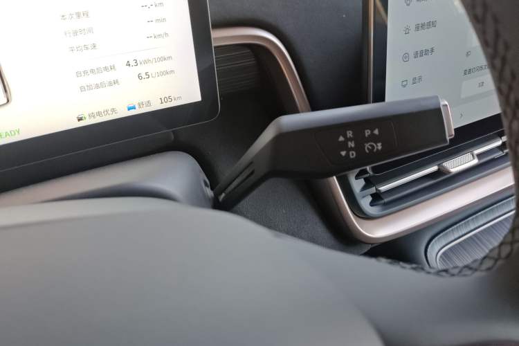 Used Dongfeng eπ eπ008 2025 210Max Range-Extended Version 5 Seats Gear Lever