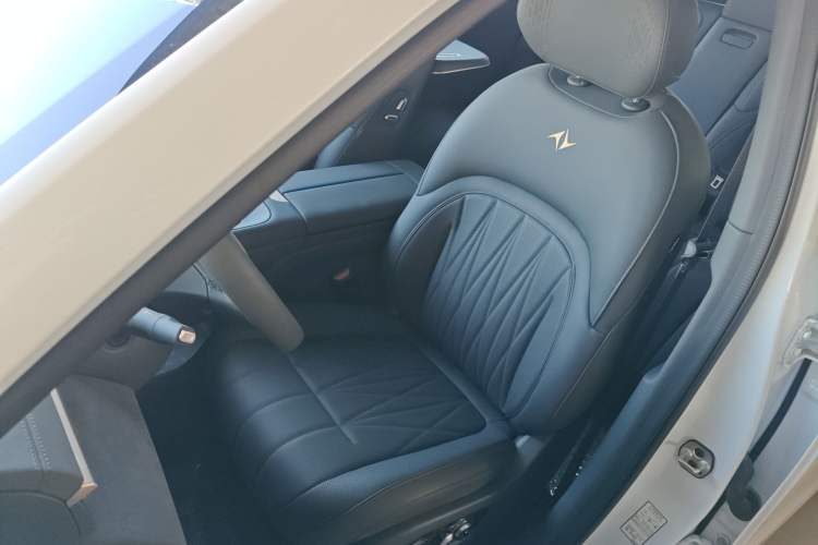 Used Dongfeng eπ eπ008 2025 210Max Range-Extended Version 5 Seats Left Front Seat