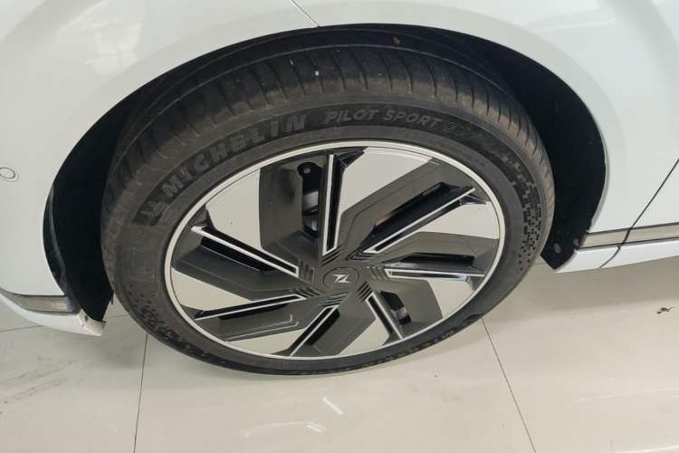 Used Dongfeng eπ eπ008 2025 636Ultra All-Electric Version 5 Seats Left Front Wheel Hub