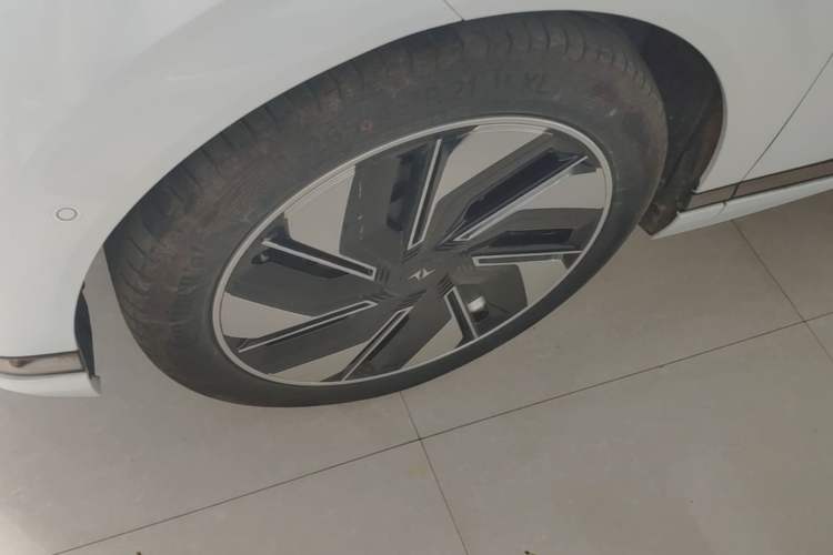 Used Dongfeng eπ eπ008 2025 210 Ultra Range-Extended Version 6 Seats Left Front Wheel Hub