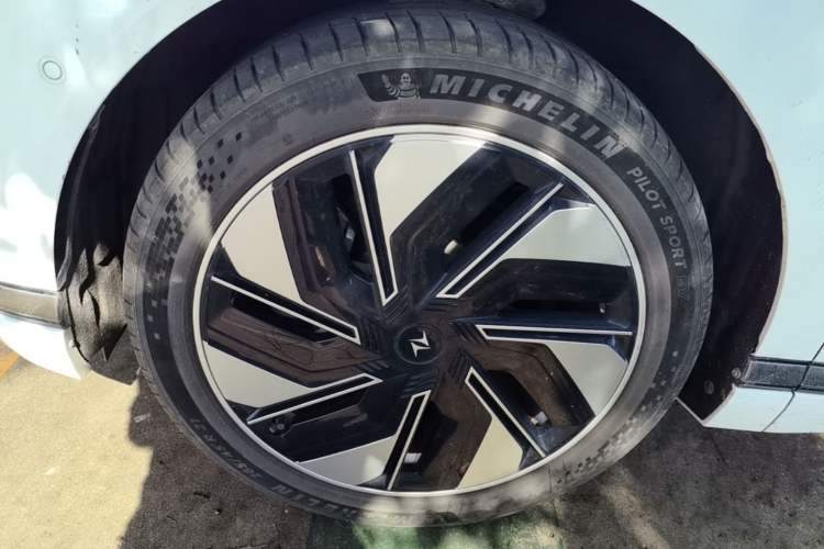 Used Dongfeng eπ eπ008 2025 210 Ultra Range-Extended Version 5 Seats Left Front Wheel Hub