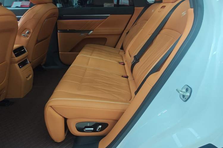 Used Dongfeng eπ eπ008 2025 210 Ultra Range-Extended Version 5 Seats Left Rear Seat