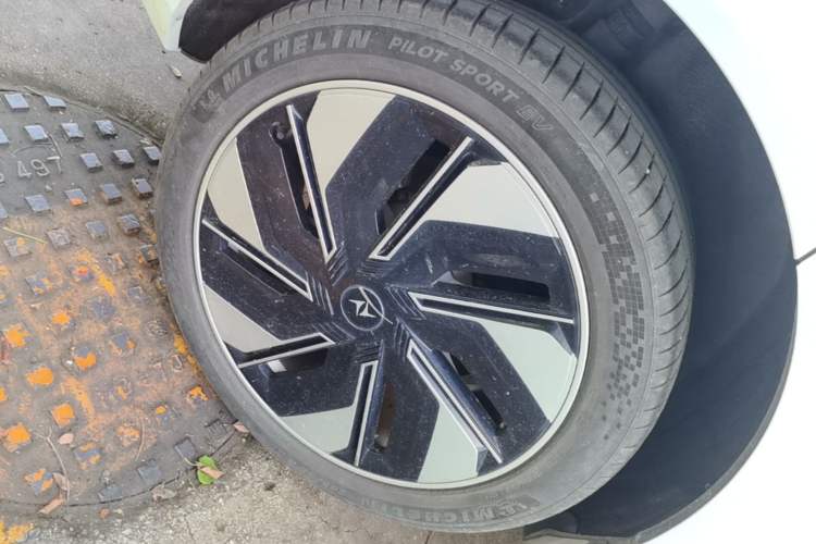 Used Dongfeng eπ eπ008 2025 210 Ultra Range-Extended Version 5 Seats Right Rear Wheel Hub