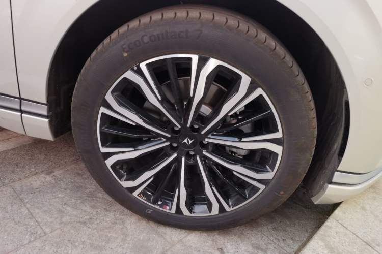Used Dongfeng eπ eπ008 2026 Model Six-Seat Range-Extended Family Edition Right Front Wheel Hub