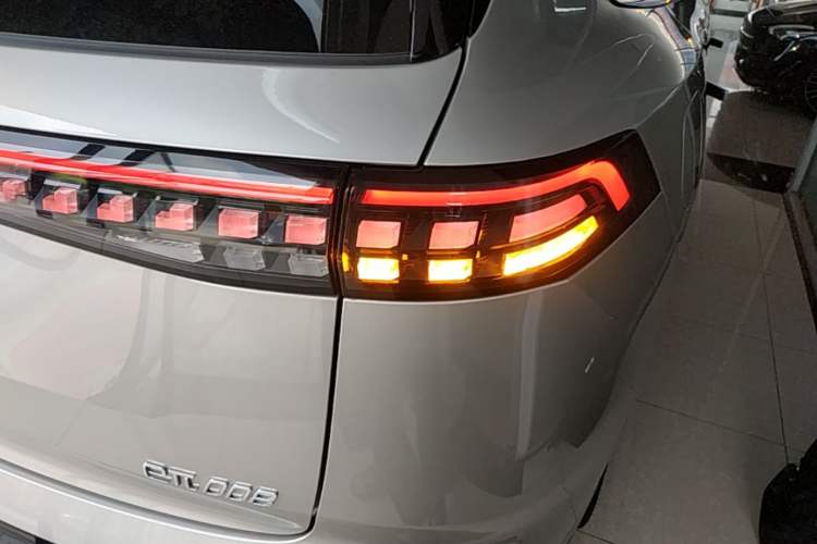 Used Dongfeng eπ eπ008 2026 Model Six-Seat Range-Extended Family Delight Edition Right Rear Taillight