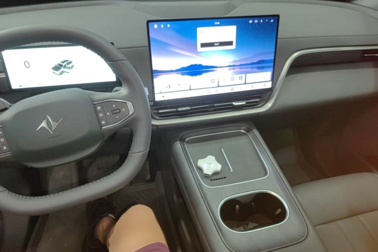 Used Dongfeng eπ eπ008 2026 Model Six-Seat Pure-Electric Family Delight Edition Center Console