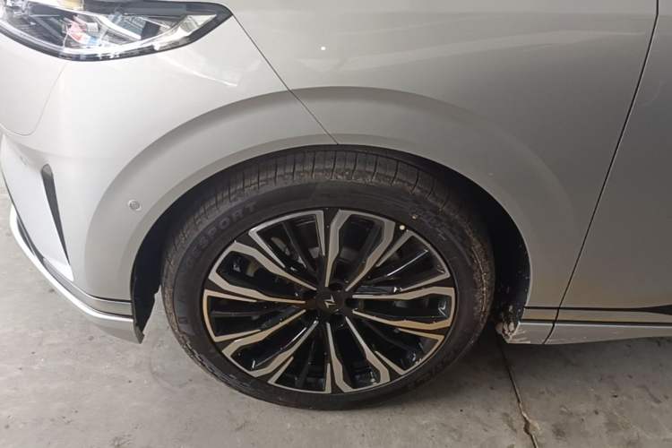 Used Dongfeng eπ eπ008 2026 Model Six-Seat Range-Extended Family Delight Edition Left Front Wheel Hub