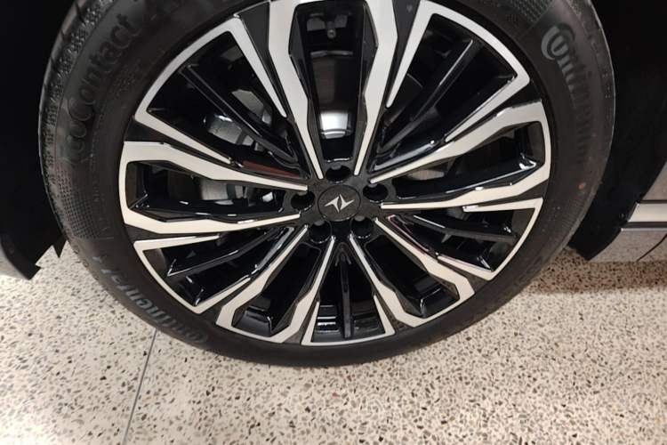 Used Dongfeng eπ eπ008 2026 Model Six-Seat Pure-Electric Family Edition Left Front Wheel Hub