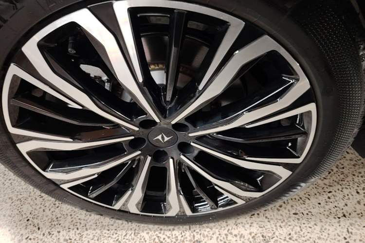 Used Dongfeng eπ eπ008 2026 Model Six-Seat Pure-Electric Family Edition Right Rear Wheel Hub