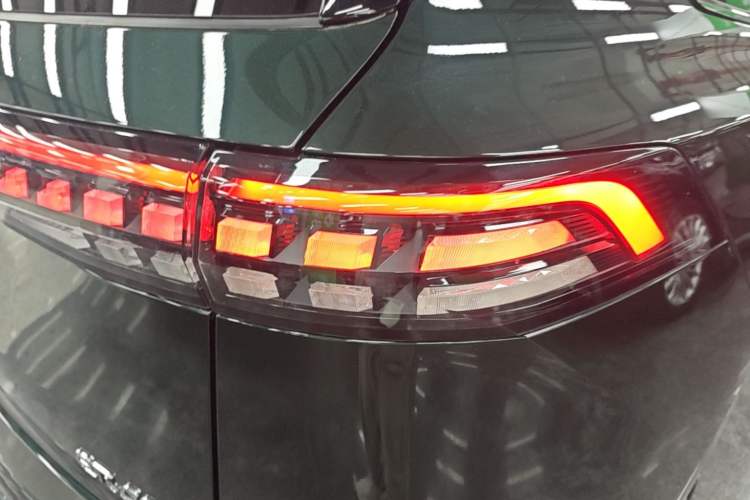 Used Dongfeng eπ eπ008 2026 Model Six-Seat Range-Extended Family Edition Right Rear Taillight