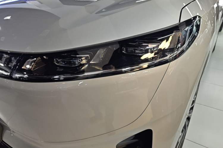 Used Dongfeng eπ eπ008 2026 Model Five-Seat Pure-Electric Ultra-Wide Edition Left Front Headlight