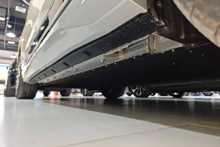 Used Dongfeng eπ eπ008 2026 Model Five-Seat Pure-Electric Ultra-Wide Edition Left Side Sill