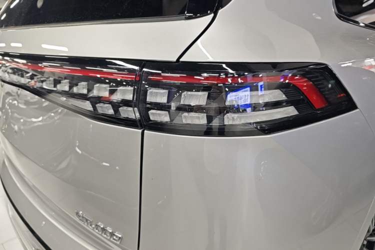 Used Dongfeng eπ eπ008 2026 Model Five-Seat Pure-Electric Ultra-Wide Edition Right Rear Taillight