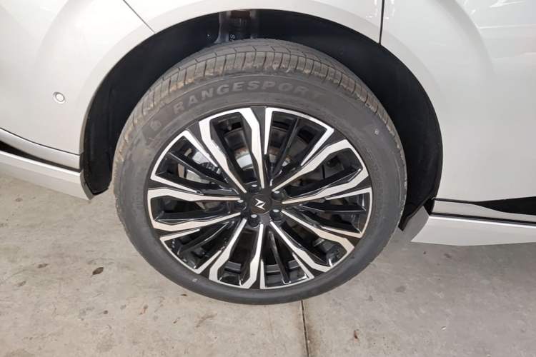Used Dongfeng eπ eπ008 2026 Model Six-Seat Range-Extended Family Delight Edition Right Rear Wheel Hub