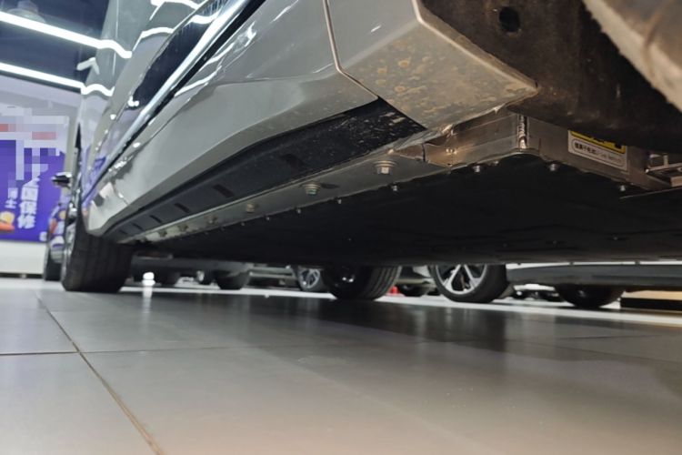 Used Dongfeng eπ eπ008 2026 Model Five-Seat Pure-Electric Ultra-Wide Edition Right Side Sill