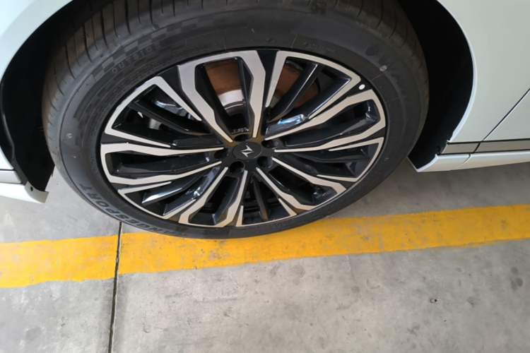 Used Dongfeng eπ eπ008 2026 Model Six-Seat Range-Extended Family Delight Edition Left Front Wheel Hub