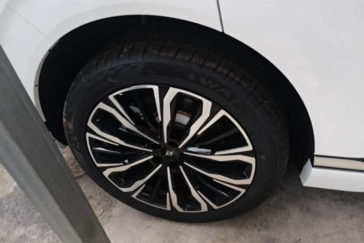 Used Dongfeng eπ eπ008 2026 Model Six-Seat Range-Extended Family Delight Edition Right Rear Wheel Hub