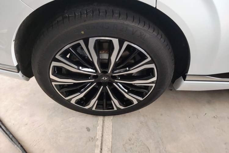 Used Dongfeng eπ eπ008 2026 Model Six-Seat Pure-Electric Family Edition Right Rear Wheel Hub