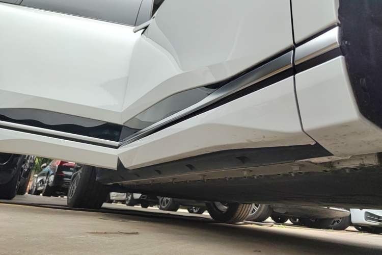 Used Dongfeng eπ eπ008 2026 Model Six-Seat Pure-Electric Family Edition Right Side Sill