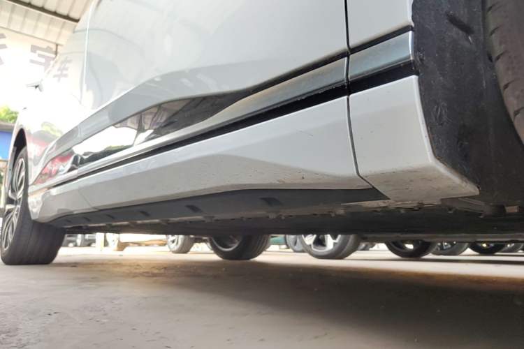 Used Dongfeng eπ eπ008 2026 Model Six-Seat Pure-Electric Family Edition Right Side Sill