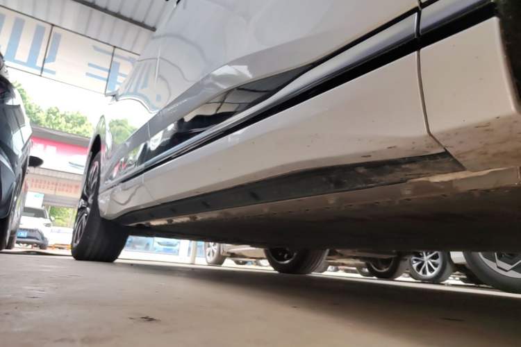 Used Dongfeng eπ eπ008 2026 Model Six-Seat Pure-Electric Family Edition Right Side Sill
