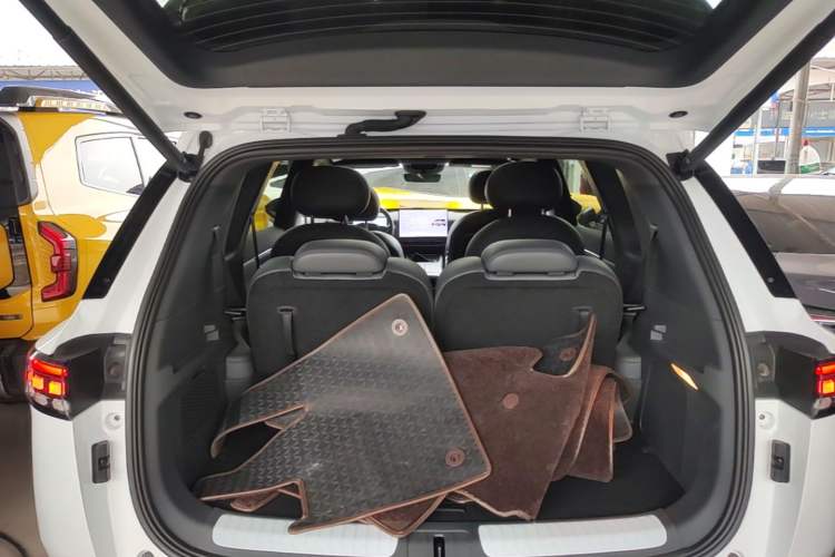Used Dongfeng eπ eπ008 2026 Model Six-Seat Pure-Electric Family Edition Trunk