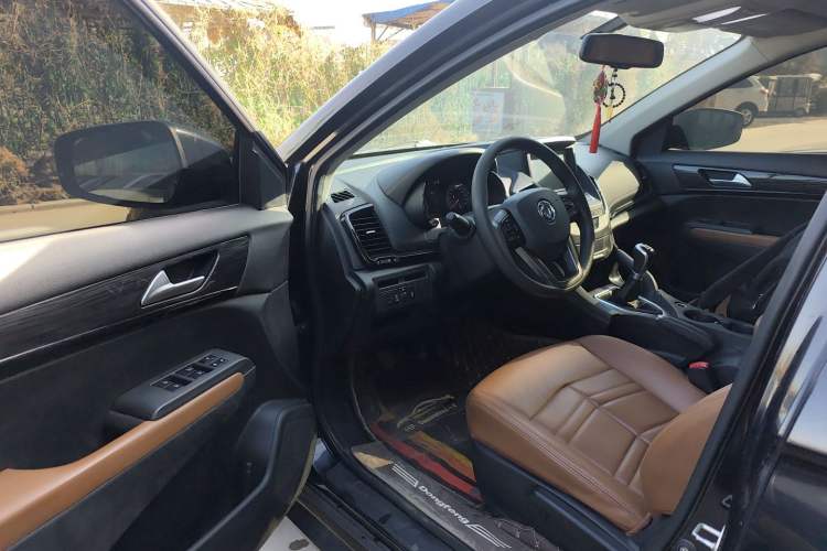 Used Dongfeng Fengdu MX5 2016 2.0L Manual Elite Edition Driver Seat