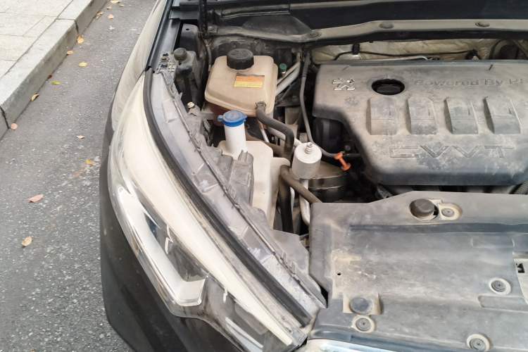 Used Dongfeng Fengdu MX5 2016 2.0L Automatic Flagship Edition Engine Bay Right