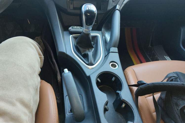 Used Dongfeng Fengdu MX5 2016 2.0L Manual Elite Edition Gear Lever