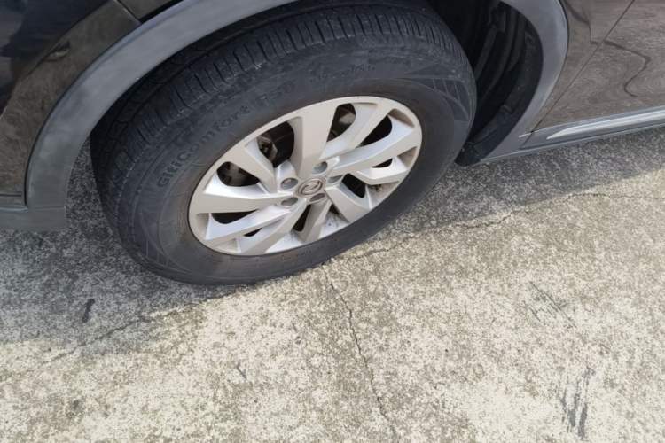 Used Dongfeng Fengdu MX5 2016 1.4T Manual Fashion Edition Left Front Wheel Hub