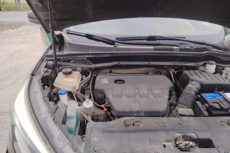 Used Dongfeng Fengdu MX5 2016 2.0L Manual Elite Edition Engine Bay Right