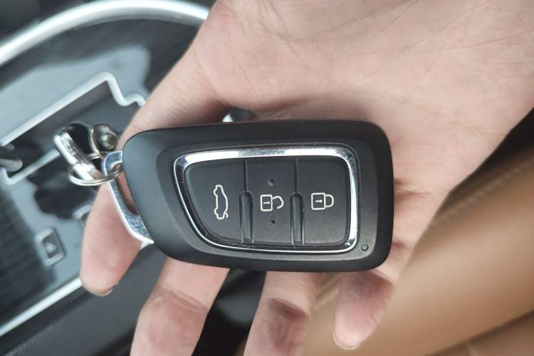 Used Dongfeng Fengdu MX5 2016 2.0L Automatic Flagship Edition Interior 1