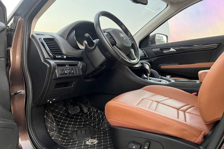 Used Dongfeng Fengdu MX5 2016 2.0L Automatic Flagship Edition Interior 2