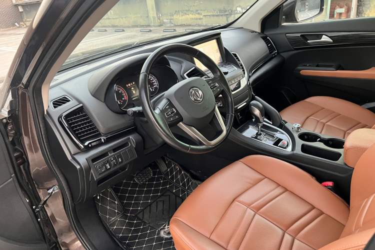 Used Dongfeng Fengdu MX5 2016 2.0L Automatic Flagship Edition Interior 4