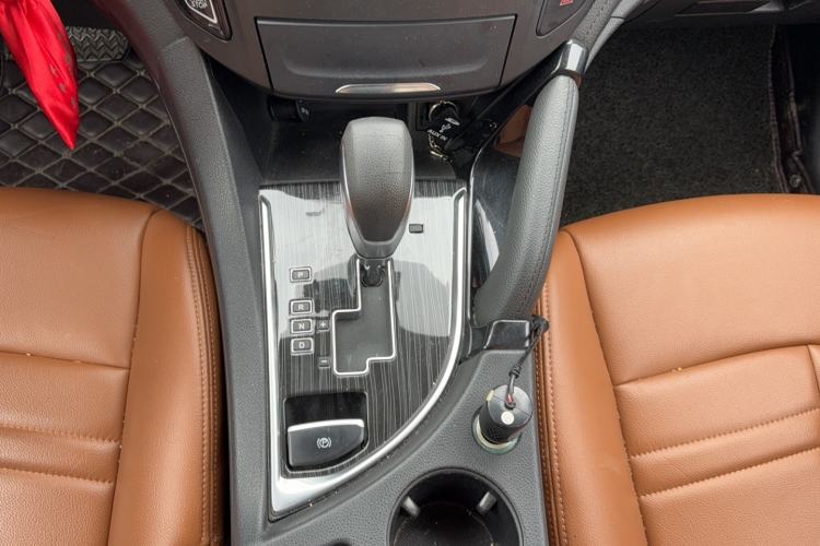 Used Dongfeng Fengdu MX5 2016 2.0L Automatic Flagship Edition Gear Lever