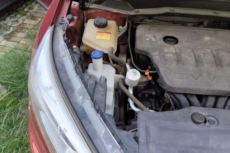 Used Dongfeng Fengdu MX5 2016 2.0L Automatic Flagship Edition Engine Bay Right