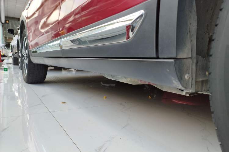 Used Dongfeng Fengdu MX5 2016 2.0L Automatic Flagship Edition Left Side Sill