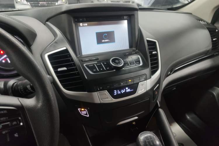 Used Dongfeng Fengdu MX5 2016 1.4T Manual Luxury Edition Audio And AC Panel